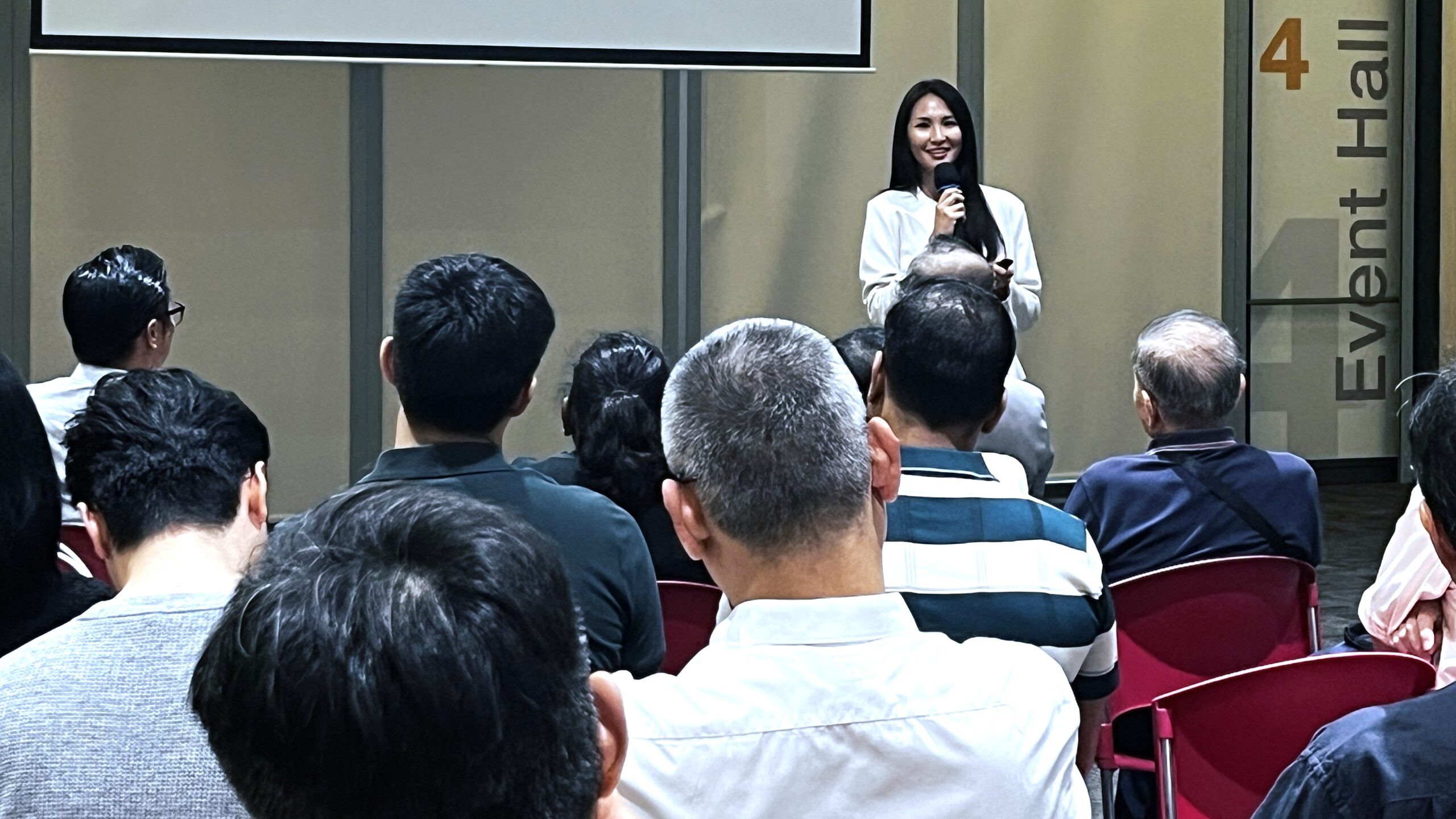 Influencer addressing the crowd on 11 September's workshop.